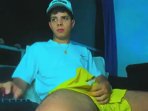 Snapshot of Alessandro_1610 chatting on 10-23-25, 05:50 Alessandro 1610 online show from 10-23-25, 05:50