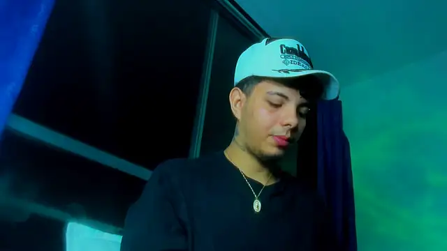 Snapshot of Alessandro_1610 chatting on 10-17-25, 04:27 Alessandro 1610 online show from 10-17-25, 04:27