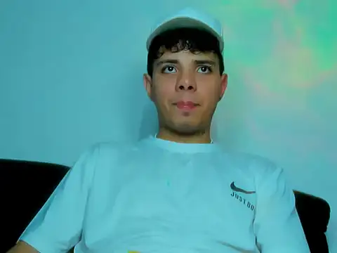 Snapshot of Alessandro_1610 chatting on 02-17-26, 06:33 Alessandro 1610 online show from 02-17-26, 06:33