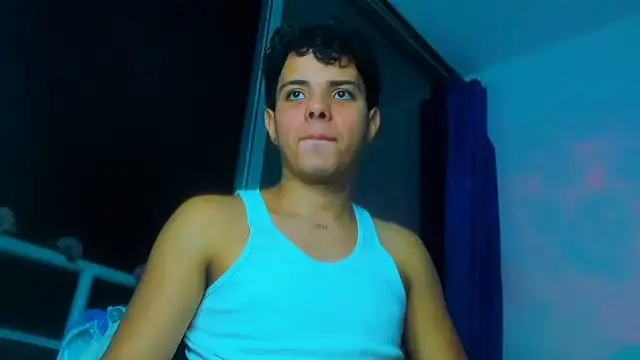 Snapshot of Alessandro_1610 chatting on 10-31-25, 04:09 Alessandro 1610 online show from 10-31-25, 04:09