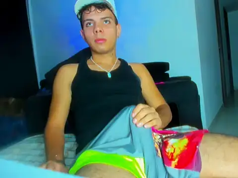 Snapshot of Alessandro_1610 chatting on 02-15-26, 06:47 Alessandro 1610 online show from 02-15-26, 06:47