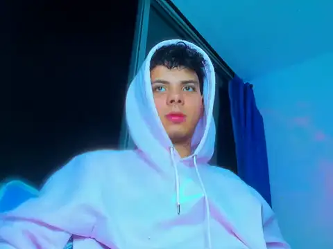 Snapshot of Alessandro_1610 chatting on 10-25-25, 05:17 Alessandro 1610 online show from 10-25-25, 05:17