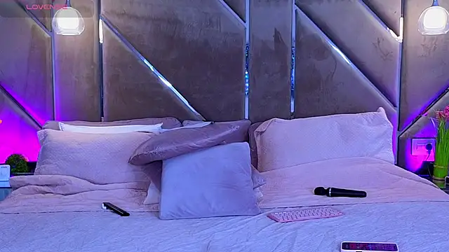 Lellie   online show from 09-24-25, 05:30