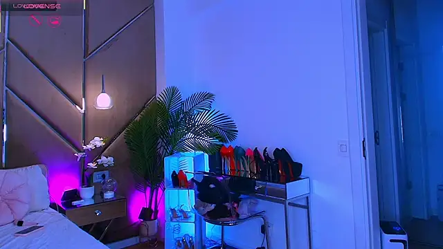 Lellie   online show from 07-18-26, 07:00