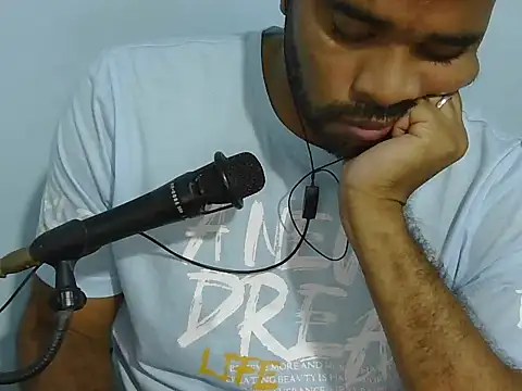 Snapshot of YOX22 chatting on 09-14-25, 12:33 YOX22 online show from 09-14-25, 12:33