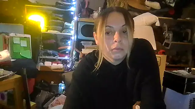 Snapshot of ShysluutGia chatting on 06-28-26, 10:43 ShysluutGia online show from 06-28-26, 10:43