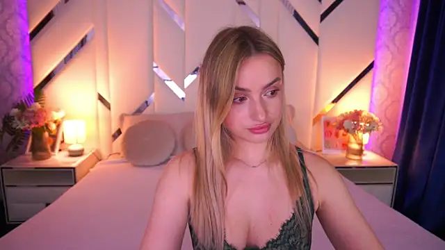 Snapshot of LindsieGreyy chatting on 05-10-26, 12:53 LindsieGreyy online show from 05-10-26, 12:53