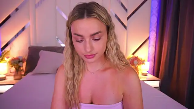 Snapshot of LindsieGreyy chatting on 07-18-26, 11:52 LindsieGreyy online show from 07-18-26, 11:52