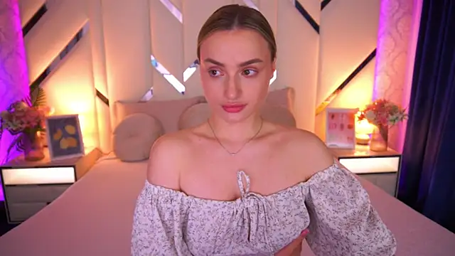 Snapshot of LindsieGreyy chatting on 05-13-26, 12:56 LindsieGreyy online show from 05-13-26, 12:56