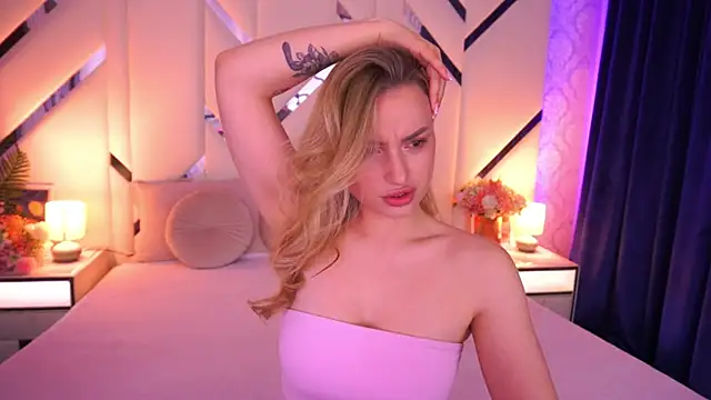 Snapshot of LindsieGreyy chatting on 04-30-26, 12:45 LindsieGreyy online show from 04-30-26, 12:45