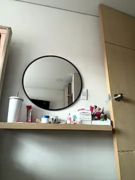 Snapshot of KarolVega- chatting on 10-28-25, 03:33 KarolVega- online show from 10-28-25, 03:33