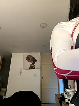 Snapshot of KarolVega- chatting on 10-31-25, 02:57 KarolVega- online show from 10-31-25, 02:57