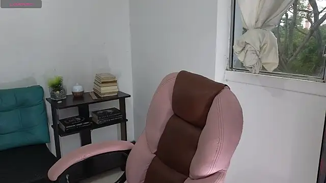 Snapshot of atenea_02_love chatting on 05-25-26, 10:08 atenea 02 love online show from 05-25-26, 10:08