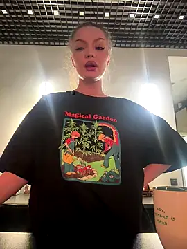 Snapshot of AlexaBright chatting on 11-04-25, 07:06 AlexaBright online show from 11-04-25, 07:06