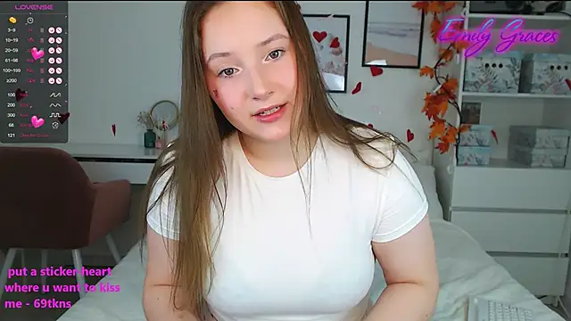 Snapshot of EmilyxxGraces chatting on 02-15-25, 09:49 EmilyxxGraces online show from 02-15-25, 09:49