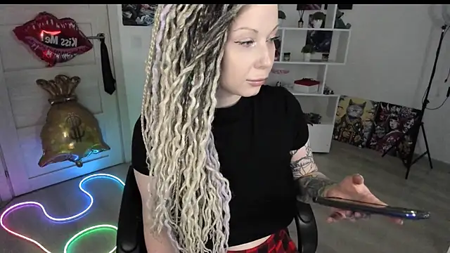 Snapshot of HoneySallyMoore chatting on 05-14-26, 01:13 HoneySallyMoore online show from 05-14-26, 01:13