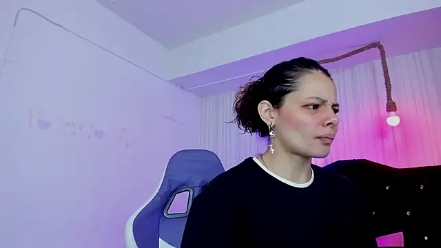 Snapshot of nicky_angel1 chatting on 10-15-25, 06:38 nicky angel1 online show from 10-15-25, 06:38