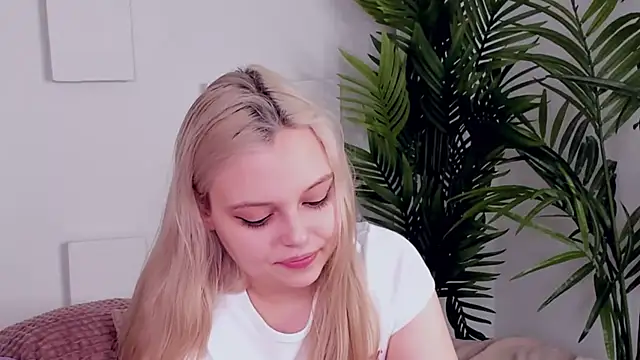 Snapshot of CLAIRE_VOGT chatting on 03-05-25, 05:08 CLAIRE VOGT online show from 03-05-25, 05:08