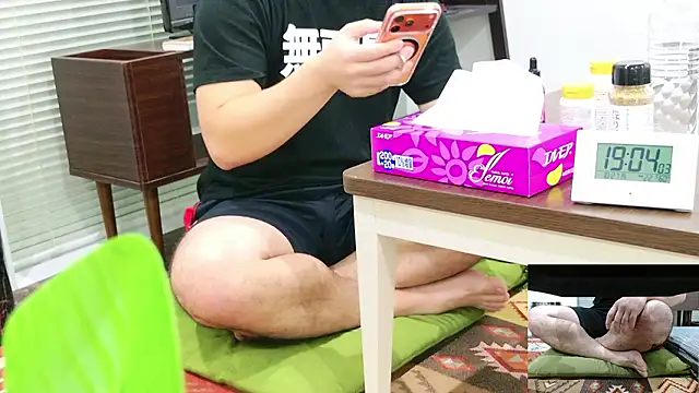 Snapshot of YARASERO-kun chatting on 10-27-25, 10:05 YARASERO-kun online show from 10-27-25, 10:05