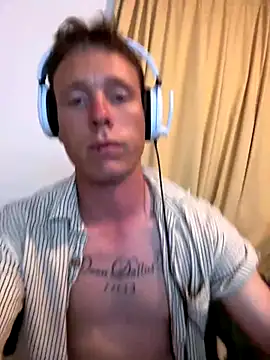 Snapshot of teeballin0001 chatting on 11-17-25, 01:48 teeballin0001 online show from 11-17-25, 01:48