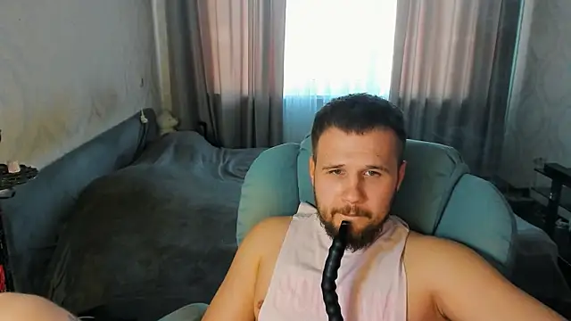 Snapshot of Vladik_b chatting on 06-19-26, 05:30 Vladik b online show from 06-19-26, 05:30