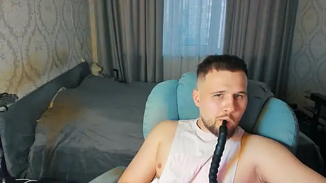 Snapshot of Vladik_b chatting on 06-20-26, 06:35 Vladik b online show from 06-20-26, 06:35