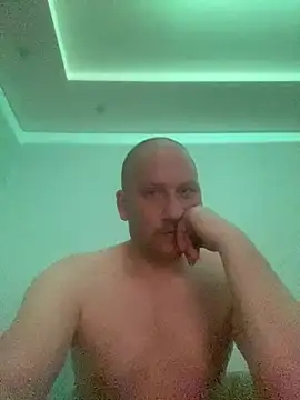 Krzysiekg123 online show from 02-08-26, 08:28