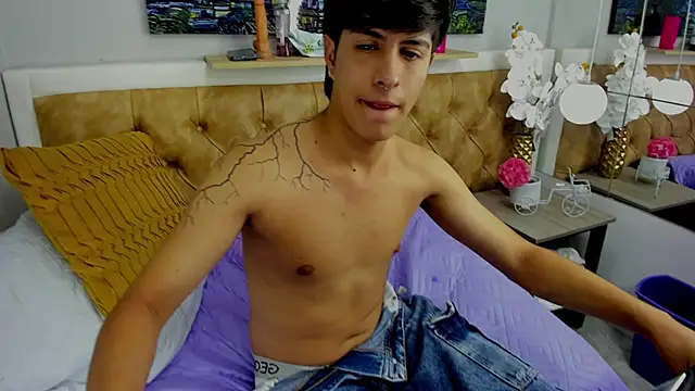 Snapshot of Estiv18_ chatting on 09-21-25, 02:17 Estiv18 online show from 09-21-25, 02:17