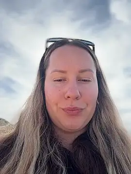 Snapshot of Mona_Plus chatting on 03-18-26, 09:34 Mona Plus online show from 03-18-26, 09:34