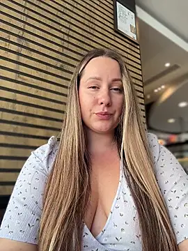 Snapshot of Mona_Plus chatting on 04-14-26, 10:31 Mona Plus online show from 04-14-26, 10:31