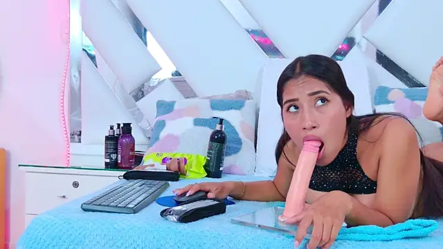 Snapshot of YesyHills chatting on 03-22-25, 10:04 YesyHills online show from 03-22-25, 10:04