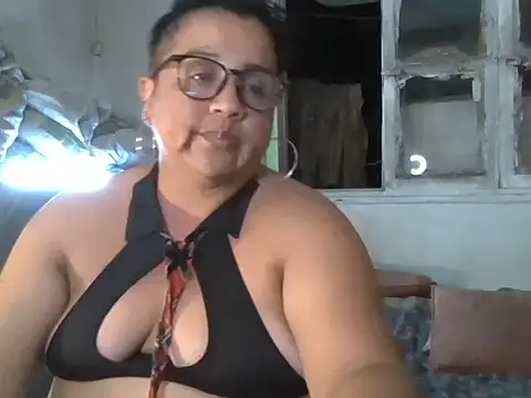 Snapshot of erinadarling79 chatting on 02-15-25, 01:21 erinadarling79 online show from 02-15-25, 01:21