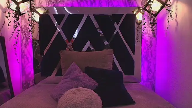 charlotte bluee online show from 10-03-25, 06:42