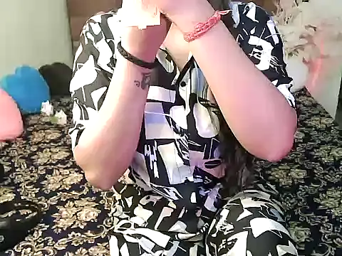 Snapshot of megancatluna chatting on 10-15-25, 04:00 megancatluna online show from 10-15-25, 04:00