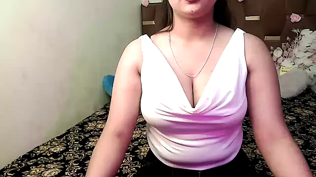 Snapshot of megancatluna chatting on 10-19-25, 06:27 megancatluna online show from 10-19-25, 06:27