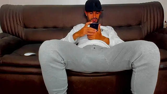 Snapshot of sexyhotmusclesforyou1 chatting on 10-11-25, 08:26 sexyhotmusclesforyou1 online show from 10-11-25, 08:26