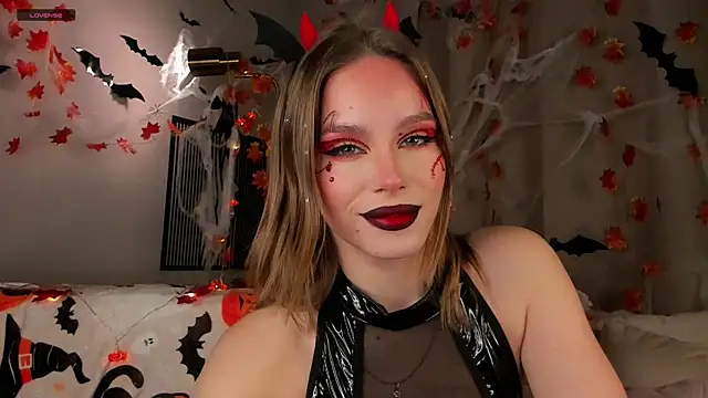 TaiteBayles online show from 10-30-25, 01:37