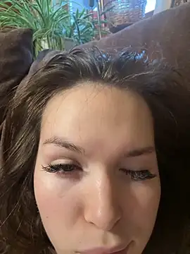 Snapshot of -Amora chatting on 11-07-25, 12:21 -Amora online show from 11-07-25, 12:21