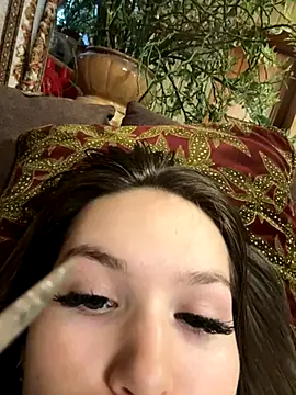 Snapshot of -Amora chatting on 11-20-25, 12:17 -Amora online show from 11-20-25, 12:17