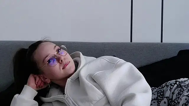 Snapshot of -Amora chatting on 03-31-26, 11:12 -Amora online show from 03-31-26, 11:12