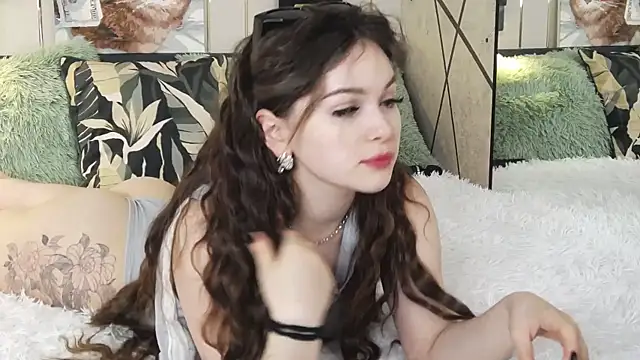 Snapshot of -Amora chatting on 02-17-25, 05:44 -Amora online show from 02-17-25, 05:44