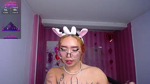 Snapshot of Anni_acker_b chatting on 02-18-25, 01:43 Anni acker b online show from 02-18-25, 01:43