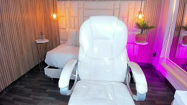 MelanieHillss online show from 09-11-25, 04:45