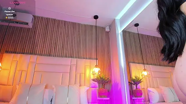 MelanieHillss online show from 10-05-25, 05:09