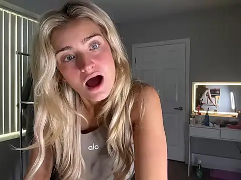 Snapshot of meggsworld chatting on 10-01-25, 11:25 meggsworld online show from 10-01-25, 11:25
