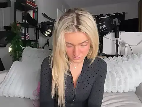 Snapshot of meggsworld chatting on 01-16-26, 01:26 meggsworld online show from 01-16-26, 01:26