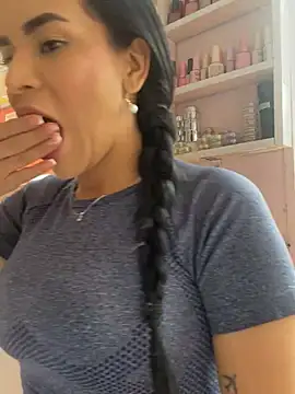 Snapshot of Naatalia chatting on 02-19-25, 05:27 Naatalia online show from 02-19-25, 05:27