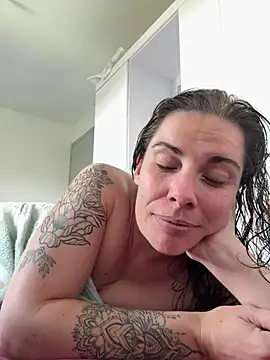 Snapshot of Lar0uch chatting on 03-20-25, 06:52 Lar0uch online show from 03-20-25, 06:52