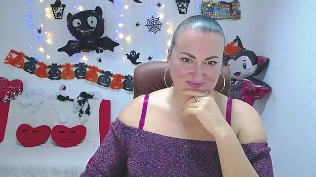 Snapshot of DianaMGG chatting on 10-21-25, 05:23 DianaMGG online show from 10-21-25, 05:23