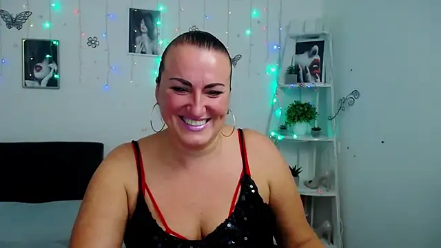 Snapshot of DianaMGG chatting on 10-14-25, 05:24 DianaMGG online show from 10-14-25, 05:24